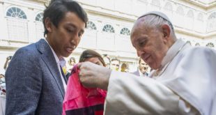 Egan Bernal recibe la bendición del papa Francisco