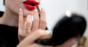 El maquillaje puede contener sustancias químicas potencialmente tóxicas llamadas PFAS, revela un estudio